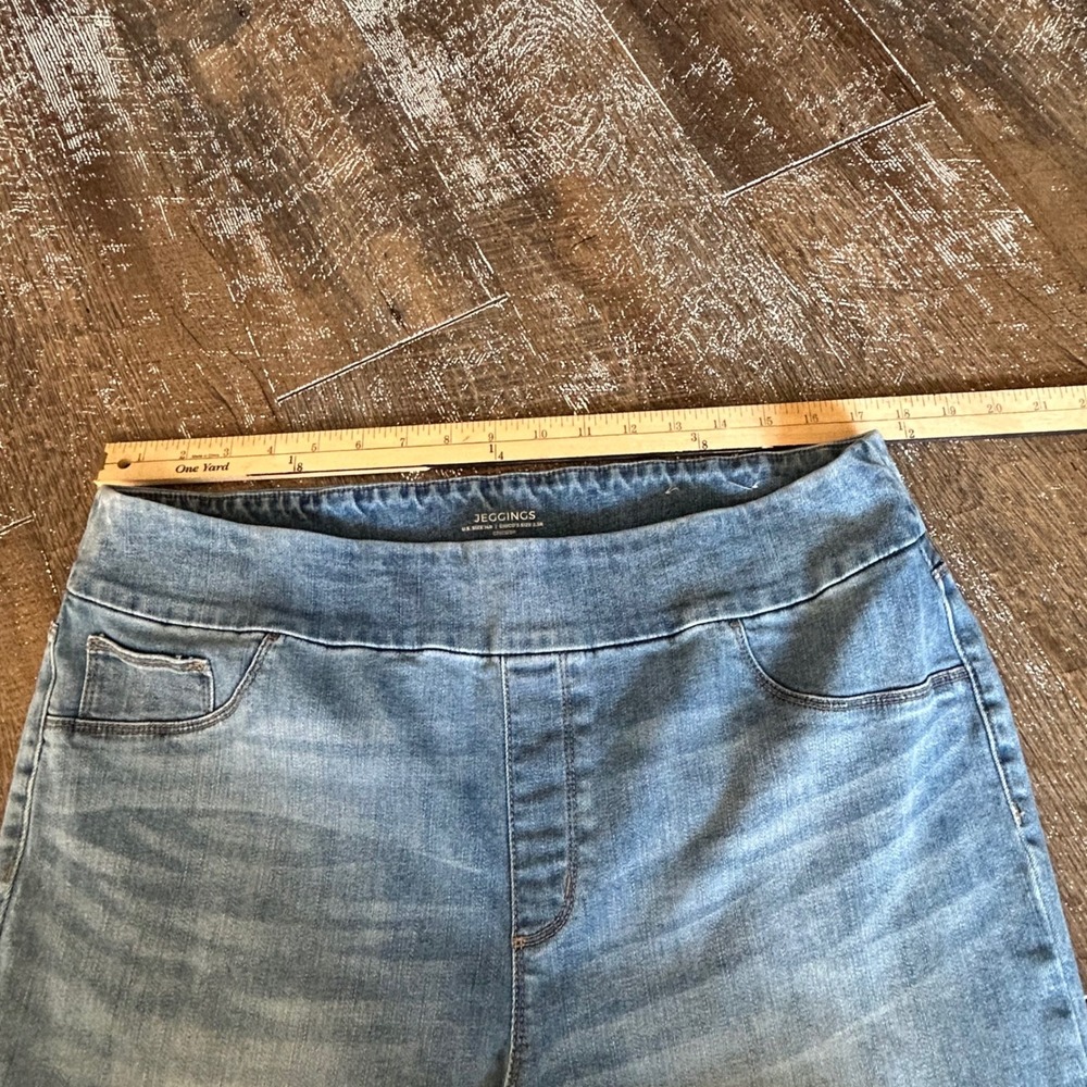 Chicos Light Wash Pull On Denim Jeggings Frayed Hem Size 2.5R US 14R - Picture 7 of 9